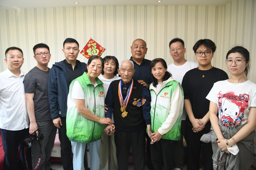 关爱老兵志愿者看望抗战老兵刘庆恩