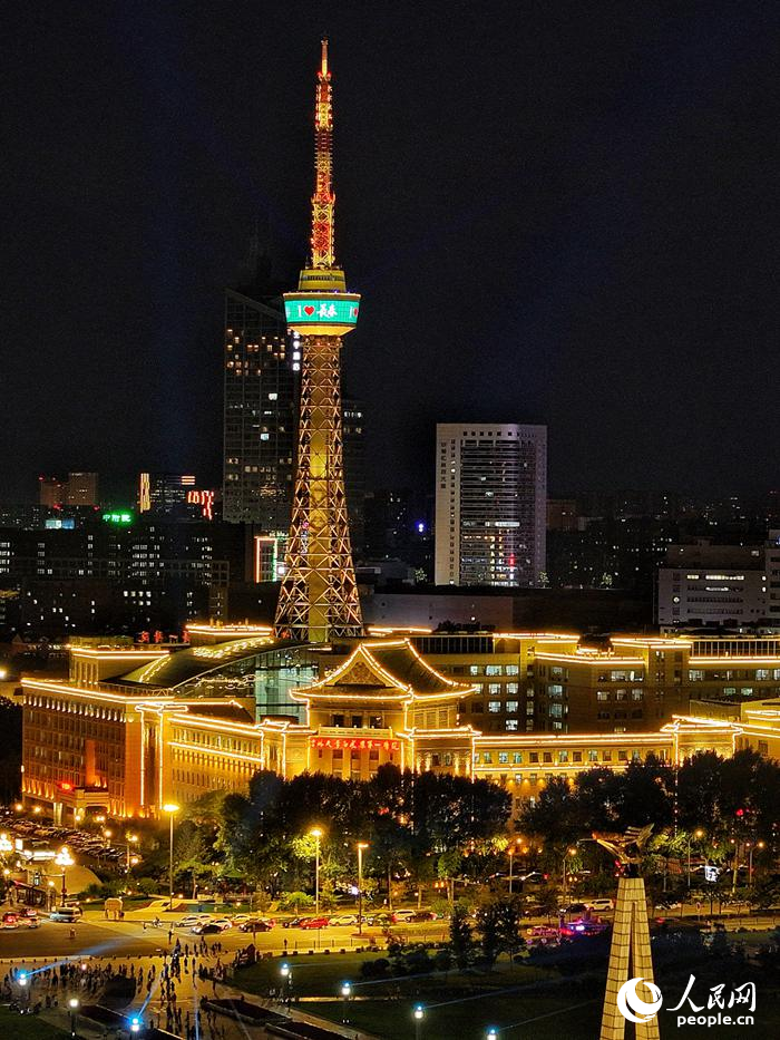 夜晚的长春新民大街历史文化街区已成为游客游览打卡的新地标。人民网记者 李洋摄