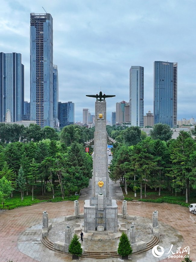人民廣場中央的蘇聯紅軍烈士紀念塔。人民網記者 李洋攝