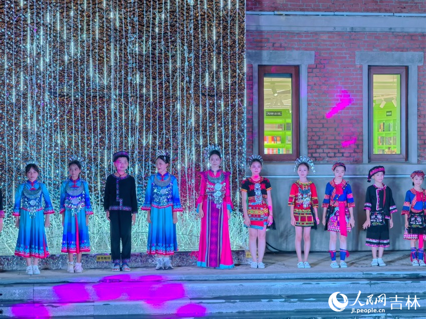 五指山市雨林童聲合唱團傾情演繹《水滿茶歌》。人民網記者 馬俊華攝