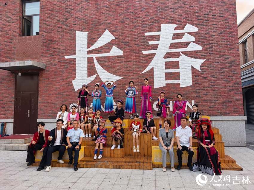 合唱團成員們打卡春京西。（長春文旅集團供圖）