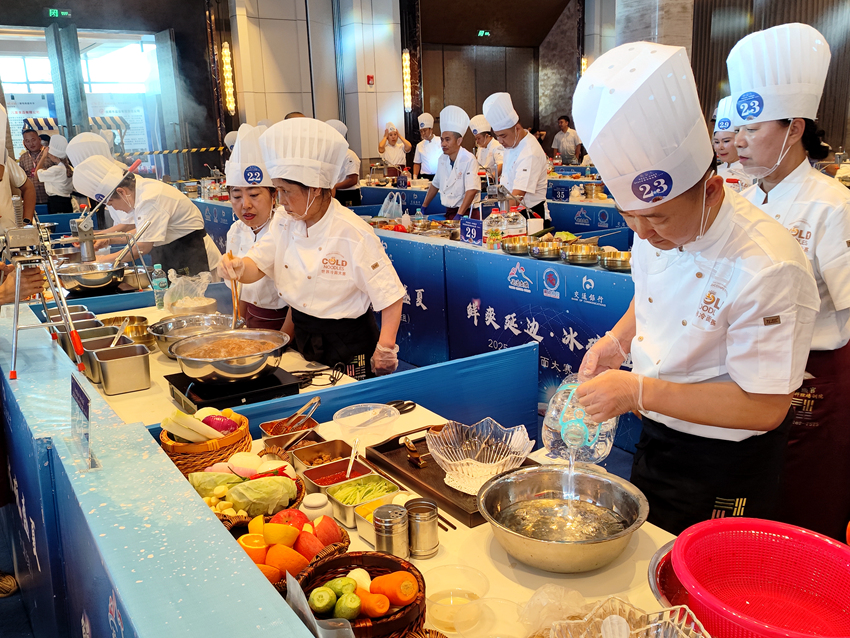 国内外60名冷面制作大师同场竞技。人民网记者 王海跃摄