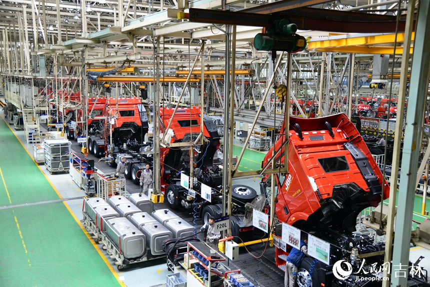 一汽解放卡車廠總裝車間，工人在緊張忙碌著。人民網記者 李洋攝
