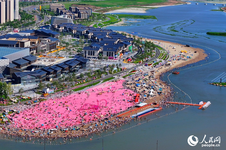 入夏以来，长春市文旅新业态持续涌现，图为游客在长春肆季南河岸线公园畅享欢乐时光。人民网记者 李洋摄