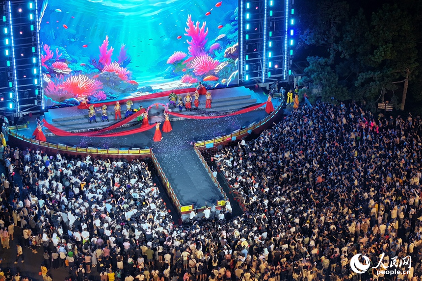 夜幕降临，在长春“西游主题乐园”，每晚上演的西游记主题表演，吸引着大批游客前来观看。人民网记者 李洋摄
