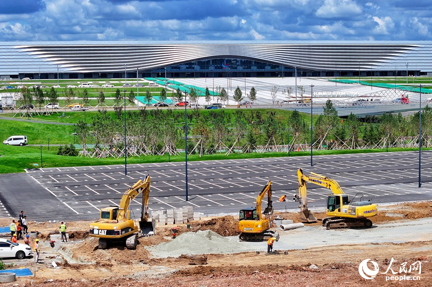 在長春國際航空博覽城項目建設現場，工人們正爭分奪秒進行項目建設的收尾工作。人民網記者 李洋攝