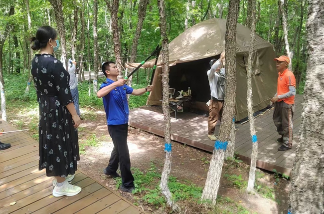 清理露营地空帐篷