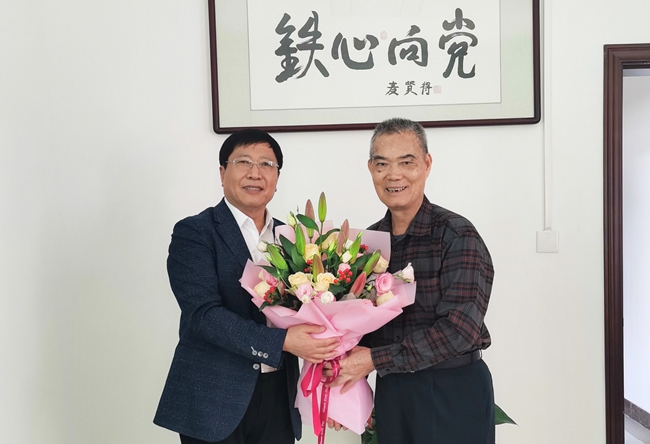 寧鳳蓮看望“八一勛章”獲得者、“人民英雄”、“鋼鐵戰士”麥賢得
