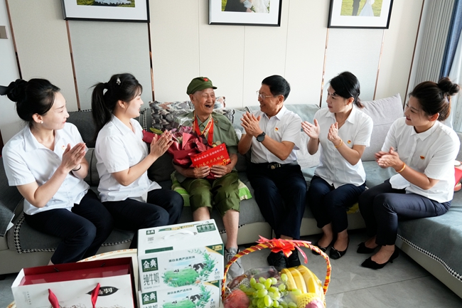 寧鳳蓮帶領白山方大集團志願者看望抗戰老兵劉光明