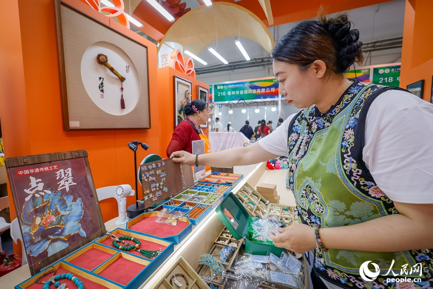 一名“巧姐”在展区布展。人民网记者 李洋摄
