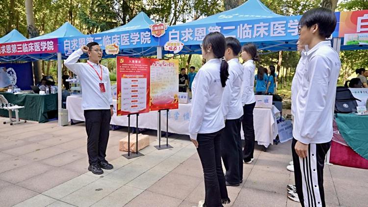 辅导员周可鑫与学生党员重温入党誓词