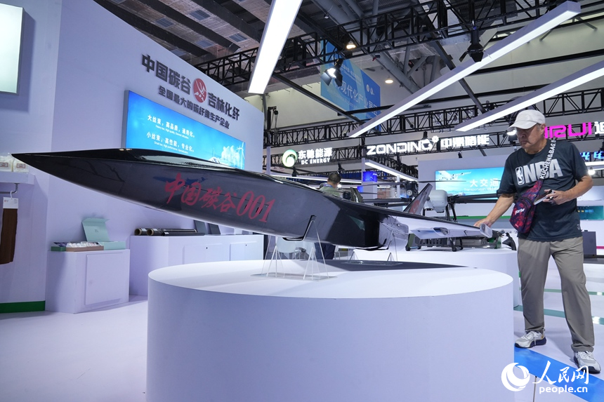 观众在第十五届中国—东北亚博览会上参观。人民网记者 李洋摄