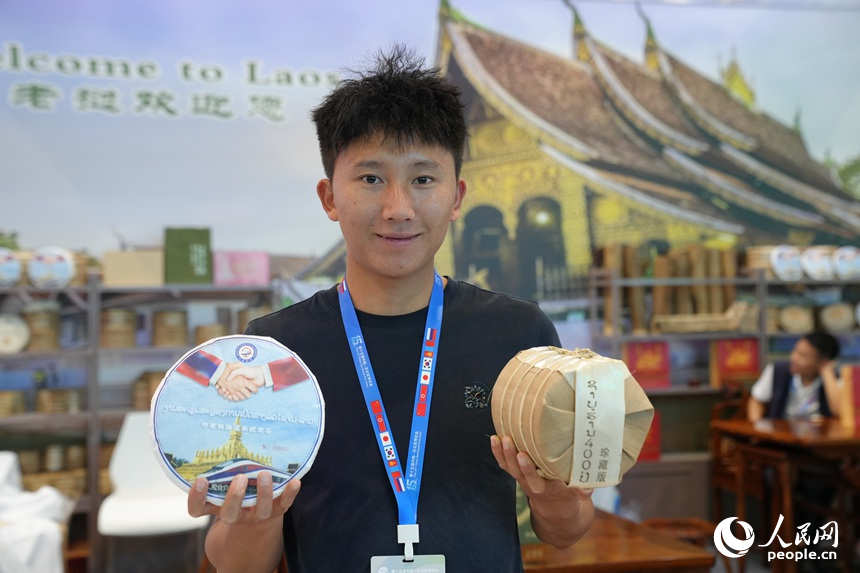 老挝参展商在第十五届中国—东北亚博览会上展示茶叶。人民网记者 李洋摄