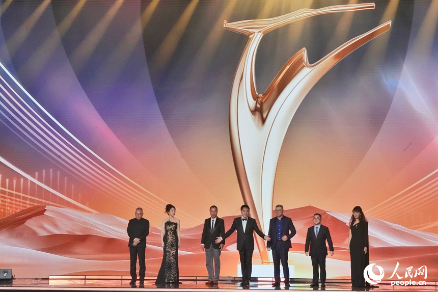 第二十届中国长春电影节评委会登台。人民网记者 李洋摄
