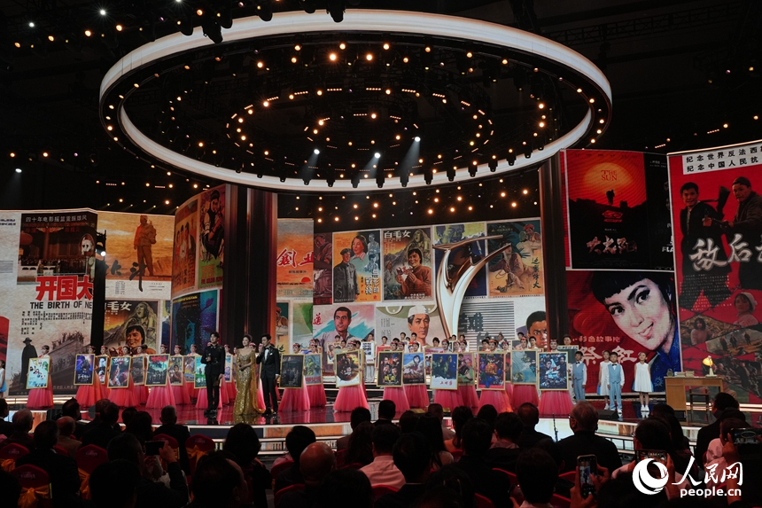 由長影出品的電影海報“齊聚一堂”。人民網記者 李洋攝