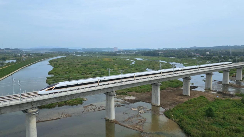 沈陽北站發出的第一趟模擬載客試運行列車。夏子政攝