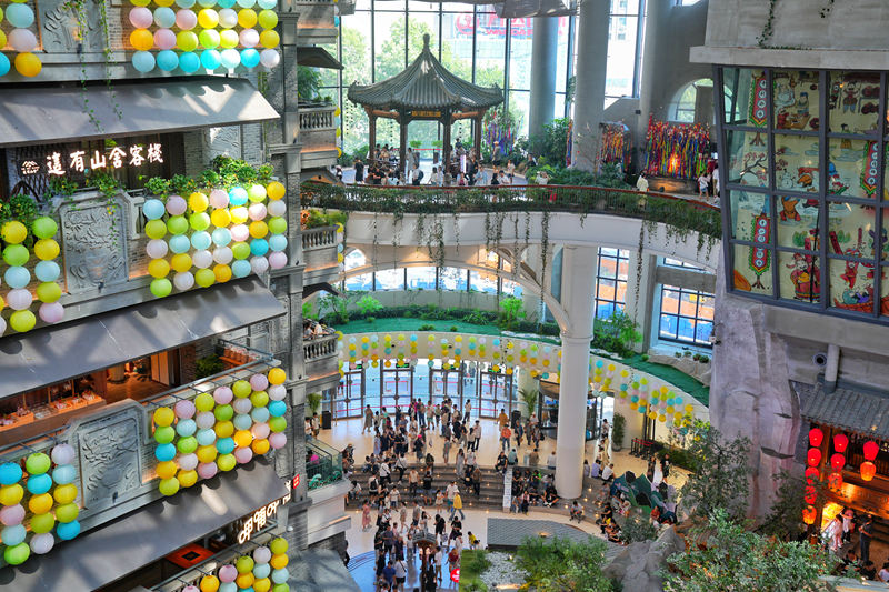 吉林長春“這有山”商場內，人流如織。人民網記者 李洋攝