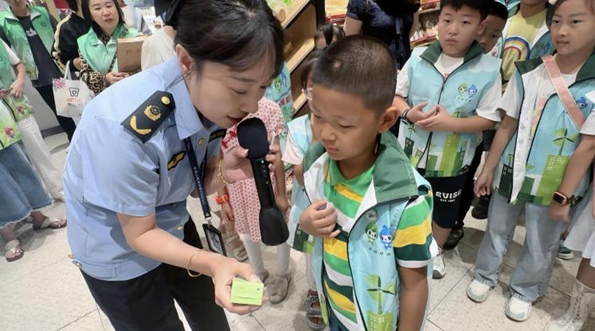 二道分局監管人員講解文具與玩具包裝上的標志