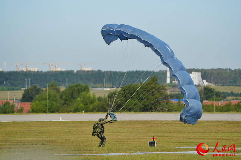 空中降落伞表演。人民网记者 李洋摄