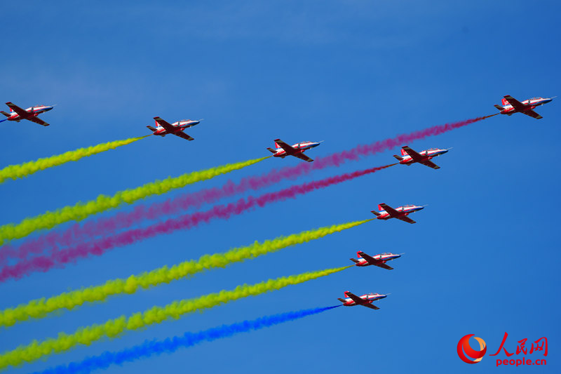 “红鹰”飞行表演队。人民网记者 李洋摄