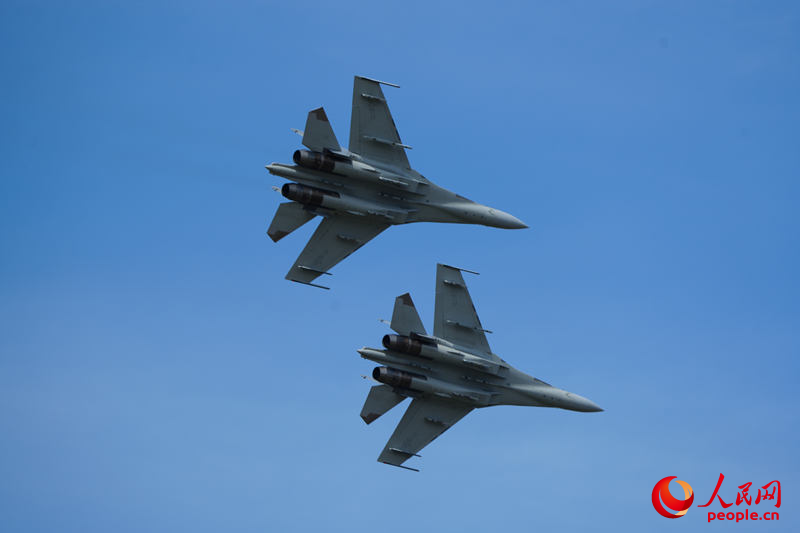 歼-16双机表演。人民网记者 李洋摄