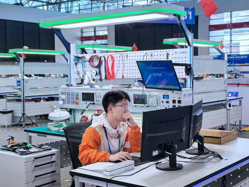 電子技術項目比賽過程中，參賽選手不僅需要利用其知識與經驗來設計電路或編寫嵌入式程序代碼，還必須通過精湛的操作技巧來滿足行業或國際標准的工藝規范。人民網記者 王海躍攝