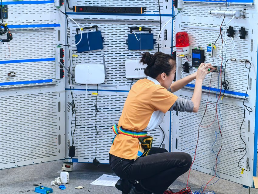 物聯網安裝調試比賽緊張進行中。參賽選手利用專用工具和檢測儀器，安裝、配置、調試物聯網設備、通過雲平台實現控制策略實現。人民網記者 王海躍攝