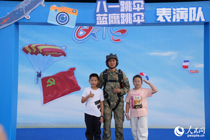 2025年空军航空开放活动和长春航空展迎来首个公众日。人民网记者 李洋摄