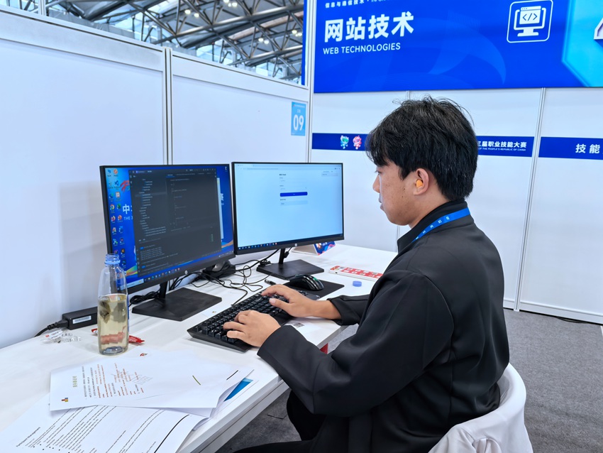 網站技術比賽項目，參賽選手需使用計算機工具制作網站，包括頁面設計、重構、交互設計、前端功能開發、后端功能開發等。人民網記者 王海躍攝