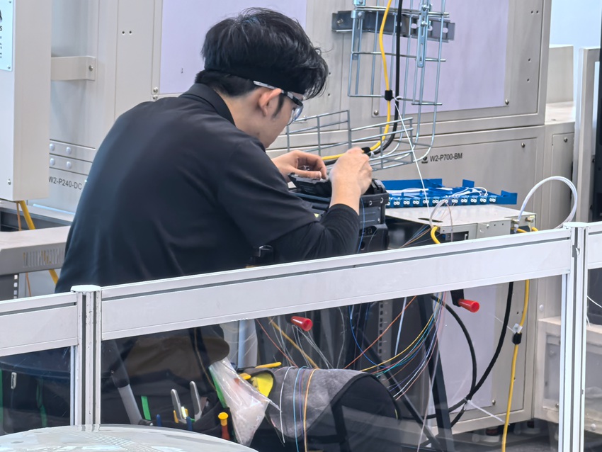 信息網絡布線項目比賽中，參賽選手進行線纜敷設、連接及相關基礎設施安裝配置的施工。人民網記者 王海躍攝