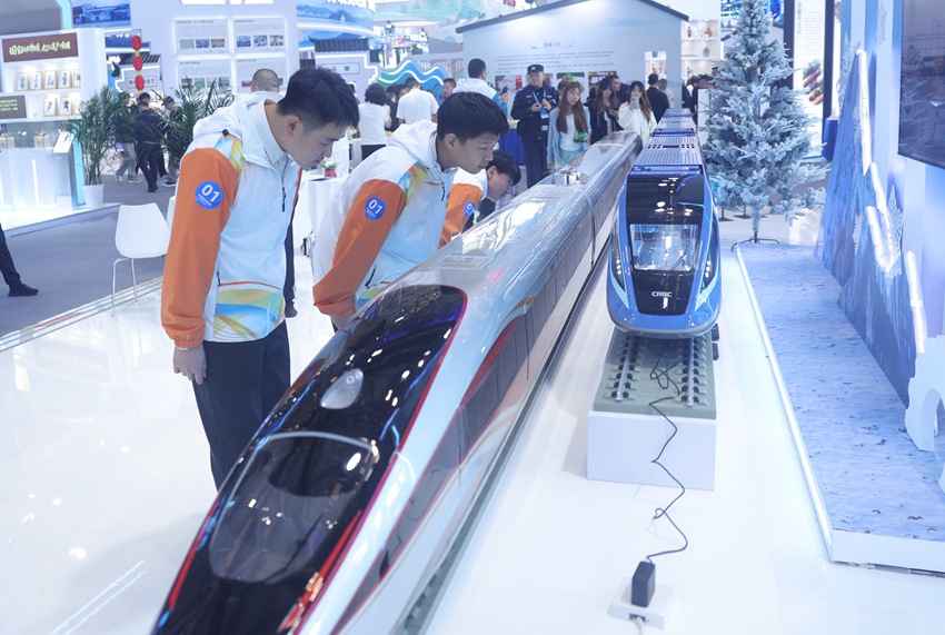 大赛参赛选手在吉林“智造”的高铁模型前驻足。樊世才摄