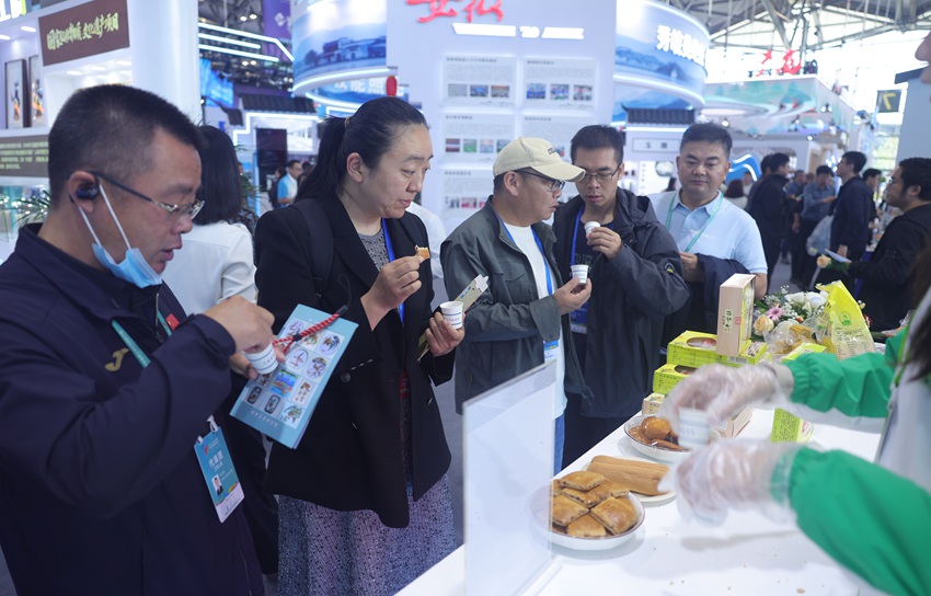游客现场品尝吉林特色糕点。人民网记者 王海跃摄