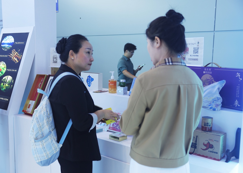 游客在吉林人参等道地药材精深加工品展位前咨询。张羽摄