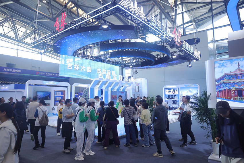 第三届全国技能大赛国家成果展吉林省展示交流区人头攒动。人民网记者 王海跃摄