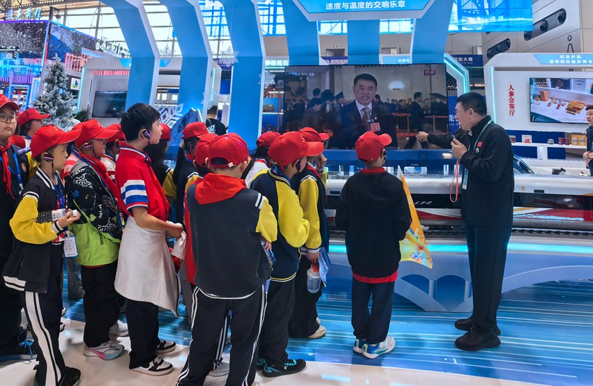 研學團隊在吉林“智造”的高鐵模型前駐足。樊世才攝