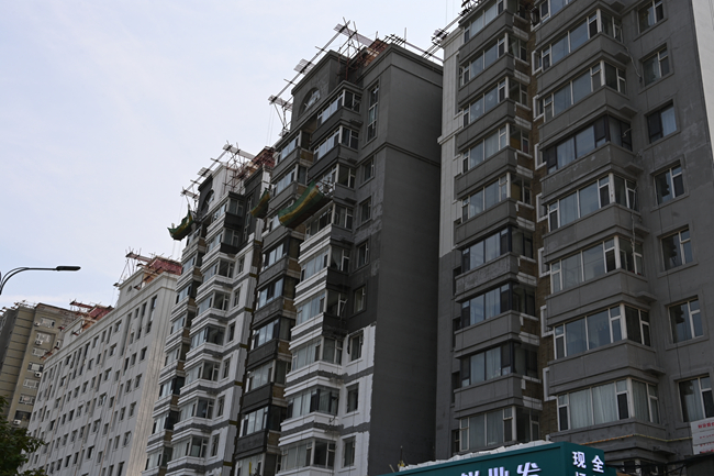 翠湖园小区同步开展房屋外墙保温层粘贴