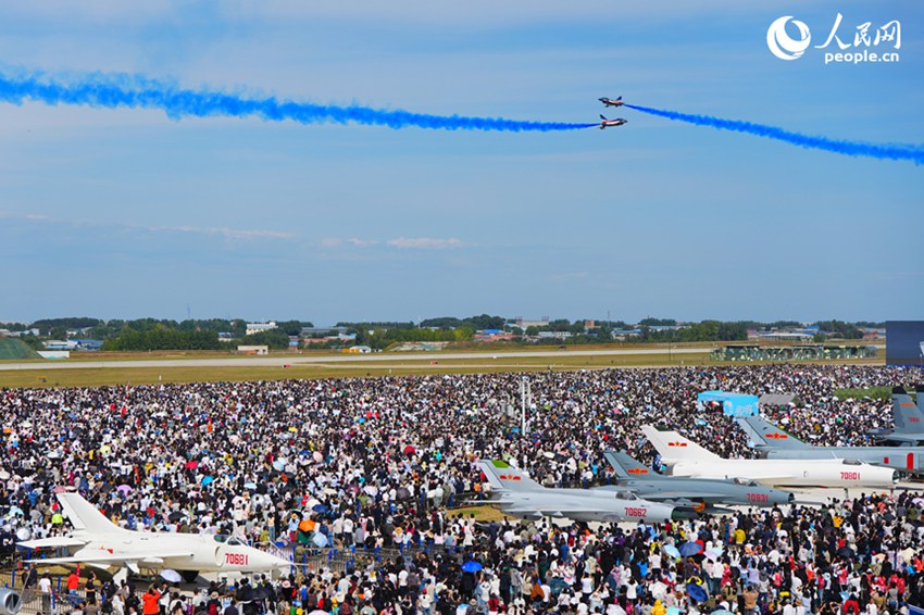 2025年空军航空开放活动和长春航空展现场人潮涌动。人民网记者 李洋摄