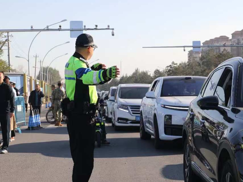 交警正在引导观展车辆通行。长春市公安局交通管理支队供图