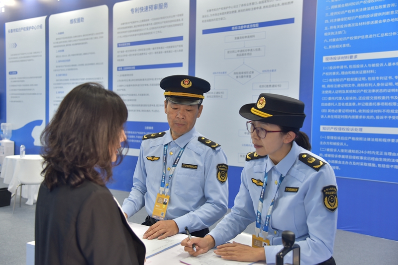 维权服务站现场接受消费者咨询