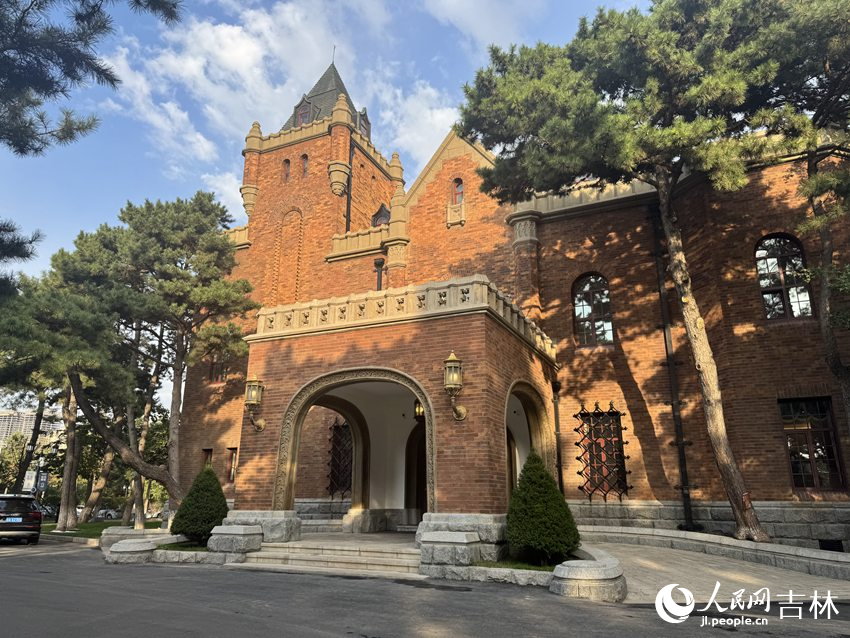 红墙尖顶的德国古堡式建筑。人民网记者 李思玥摄