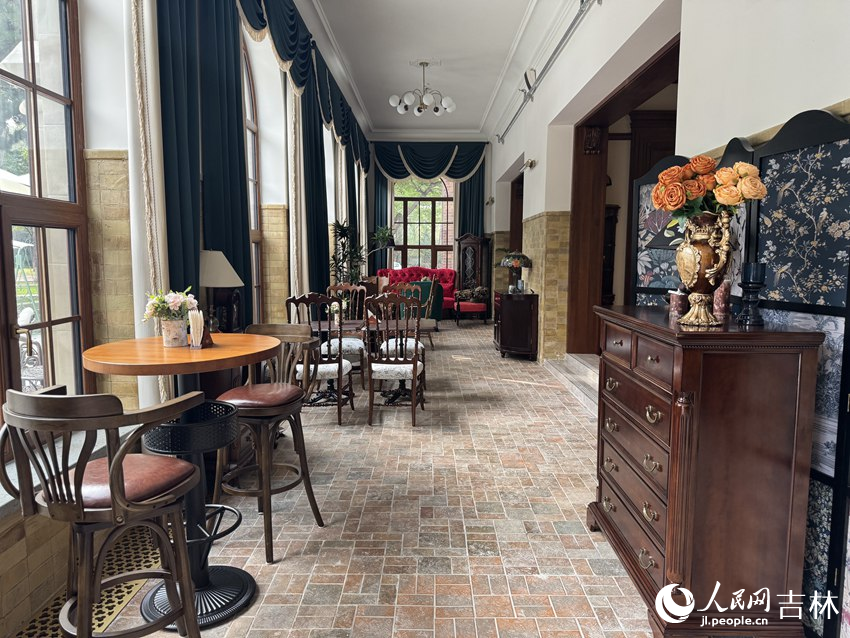 咖啡馆内每个角落都充满复古氛围。人民网记者 李思玥摄