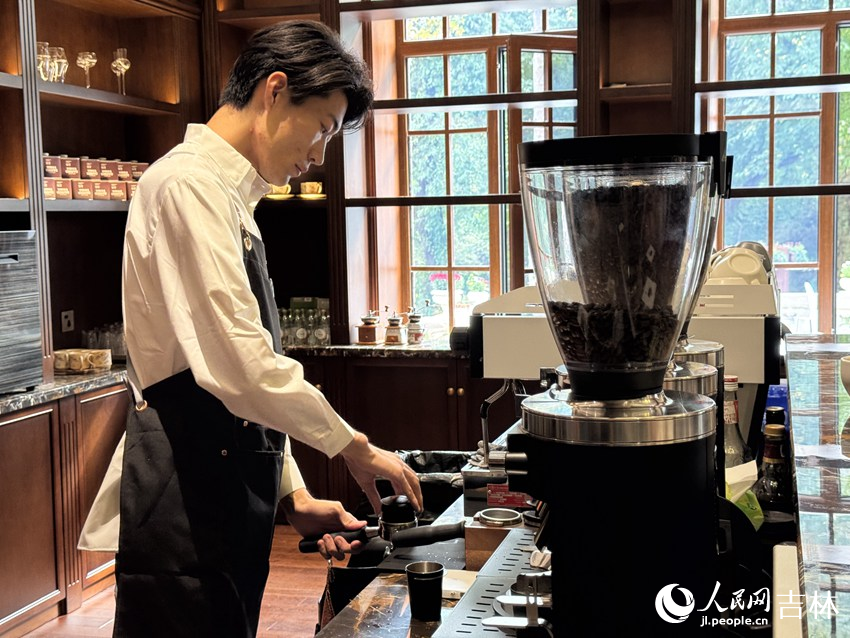 咖啡师正在专心制作咖啡。人民网记者 李思玥摄