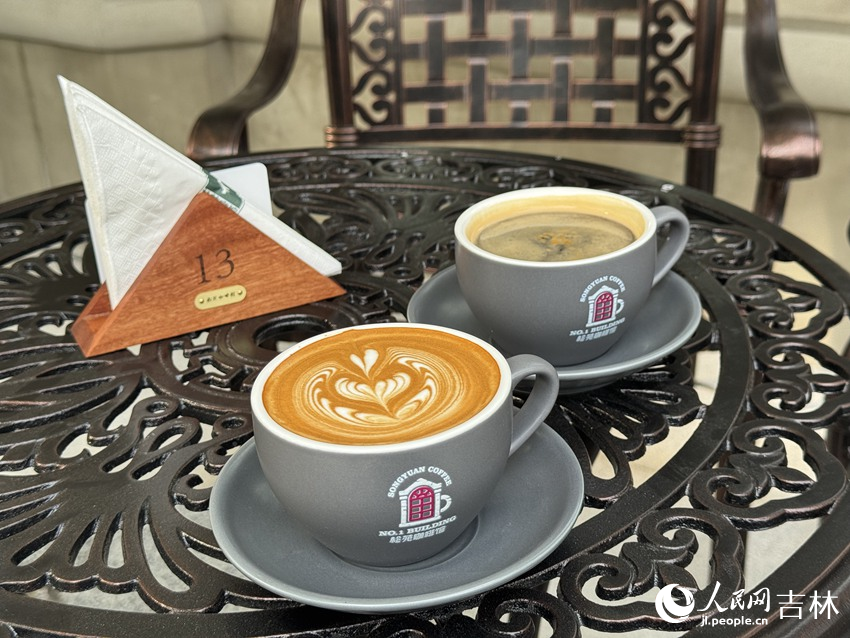 “松苑咖啡馆”的拿铁与美式咖啡。人民网记者 李思玥摄
