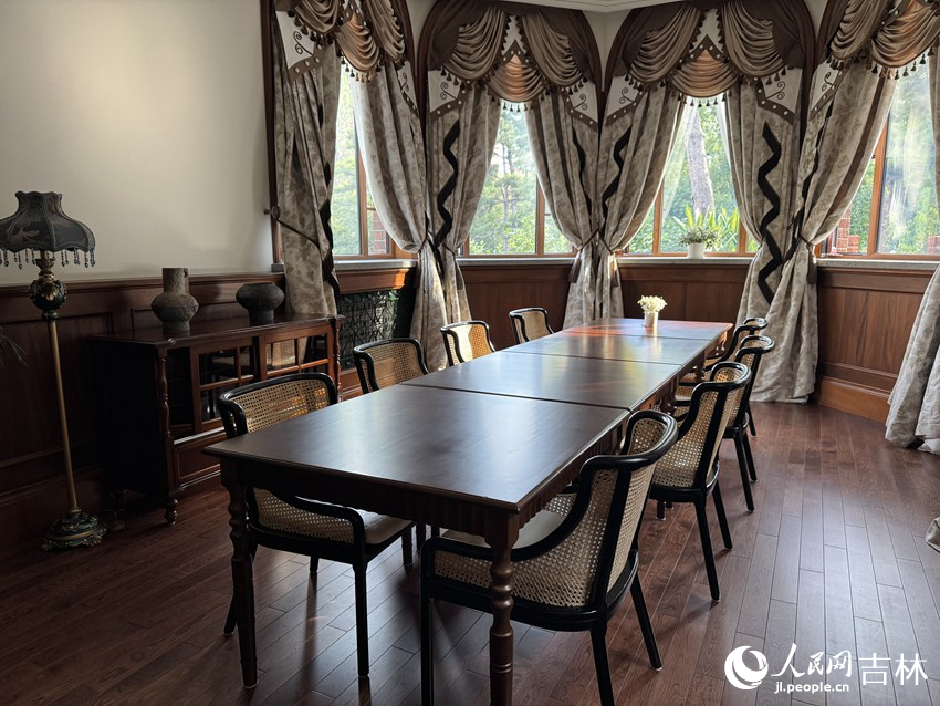 咖啡馆内的装修风格充满了复古与雅致。人民网记者 李思玥摄