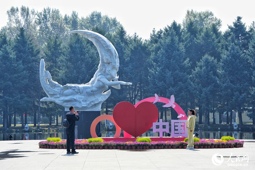 游客在淨月潭景區新設置的景觀前拍照留影。人民網記者 李洋攝