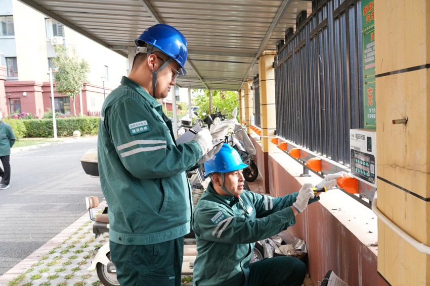 9月25日,国网吉林供电公司员工臧晟佳和王浩宇到苏宁环球绿谷庄园电动自行车充电桩开展用电安全检查。刘彤摄