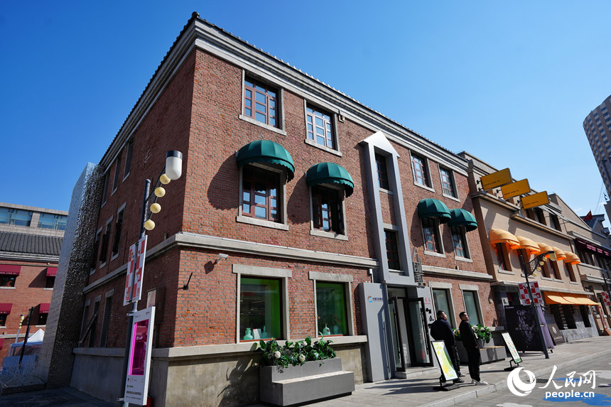 开进历史文化街区的长春“向北”书店。人民网记者 李洋摄