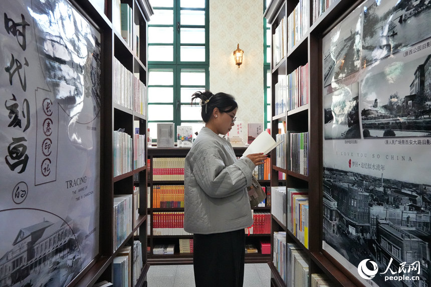 市民在“北书房”阅读。人民网记者 李洋摄