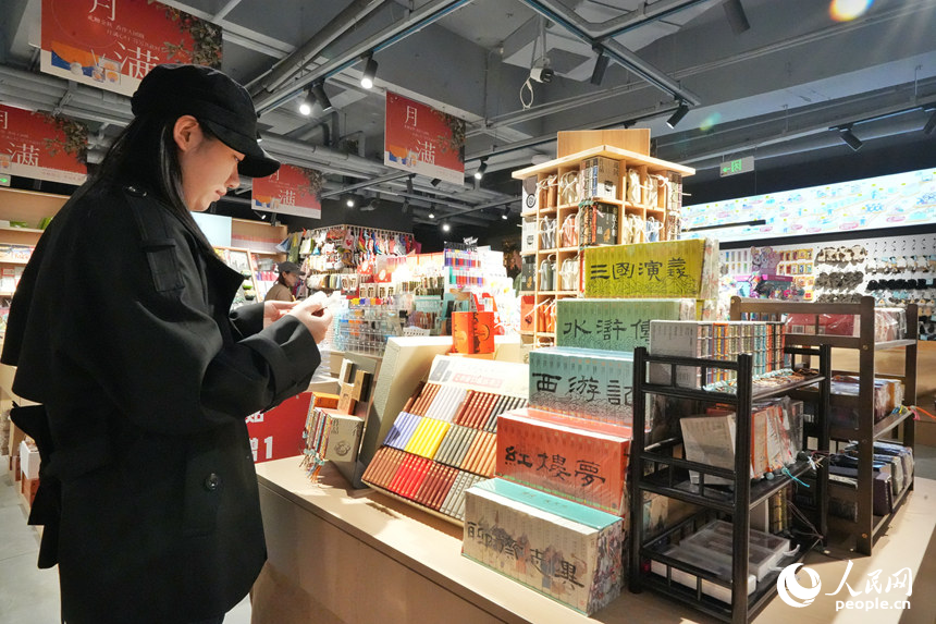 游客在长春“这有山”文旅小镇的山里书院阅读。人民网记者 李洋摄