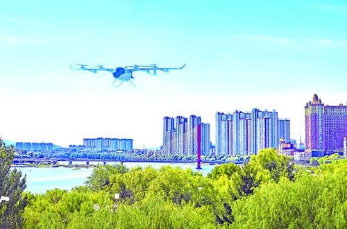 无人机进行低空飞行展示。